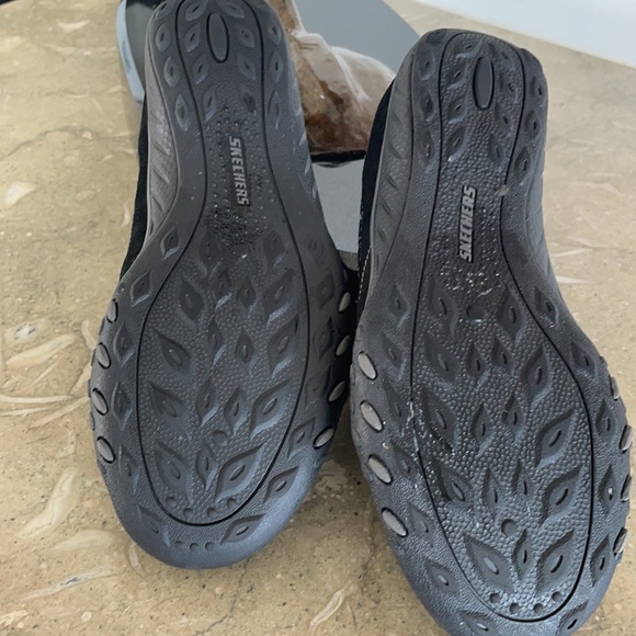 SKECHERS BLACK RELAXED FIT SNEAKERS - Picture 6 of 6